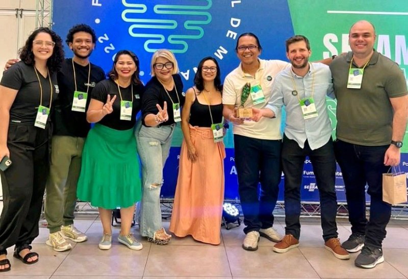 Hélio (primeiro à direita) em evento com a equipe da Ume. Foto: Arquivo Pessoal.